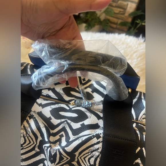 MCM FUNKY ZEBRA WEEKENDER TRAVEL BAG - Picture 4 of 16